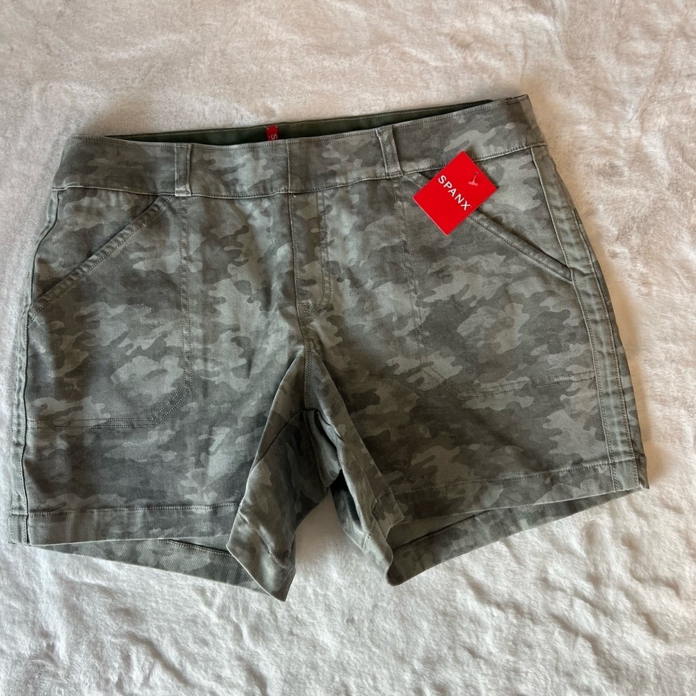SPANX Camo Pull On Stretch Shorts Women’s Large NWT Green Athletic